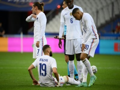 L'attaquant Kylian Mbappé prend des nouvelles de l'attaquant Karim Benzema, touché lors du match amical contre la Bulgarie, le 8 juin 2021 au Stade de France - FRANCK FIFE [AFP]