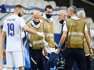 L'attaquant Karim Benzema, touché lors du match amical contre la Bulgarie, discute avec le sélectionneur Didier Deschamps et son adjoint Guy Stéphan, le 8 juin 2021 au Stade de France - FRANCK FIFE [AFP]