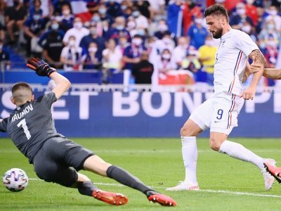L'attaquant Olivier Giroud marque son 2e but, et le 3e pour la France, face à la Bulgarie, lors de leur match amical, le 8 juin 2021 au Stade de France à Saint-Denis, en guise de préparation avant l'Euro 2020 - FRANCK FIFE [AFP]