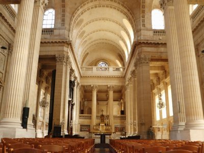 À l'intérieur, l'église de la Madeleine néoclassique surprend par ses proportions et sa luminosité.
