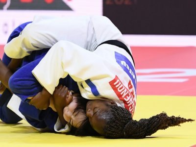 La Française Clarisse Agbegnenou, lors de son combat (catégorie des -63 kg) contre la Sud-coréenne Heeju Han aux Championnats du monde de judo, le 9 juin 2021 à Budapest - ATTILA KISBENEDEK [AFP]