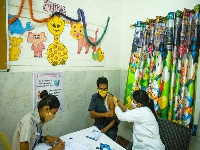 Un soignant administre une dose de vaccin Covishield contre le Covid-19 dans un centre de vaccination à New Delhi le 9 juin 2021 - Prakash SINGH [AFP]