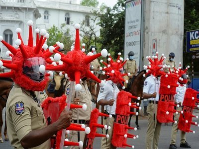 Des policiers indiens en costume lors d'une campagne d'information sur le coronavirus le 9 juin 2021 à Hyderabad (Inde) - NOAH SEELAM [AFP]