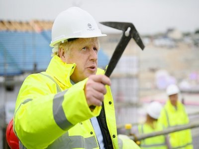Le Premier ministre britannique Boris Johnson lors d'une visite sur un chantier à St Austell (Cornouailles) le 9 juin 2021 - Leon Neal [POOL/AFP]