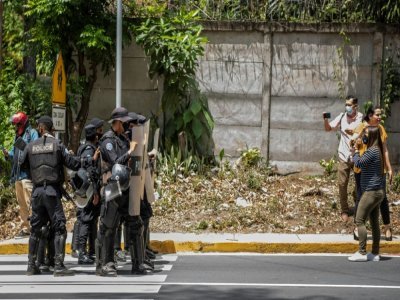 La police anti-émeutes monte la garde devant le domicile de l'opposante Cristiana Chamorro, le 2 juin 2021 à Managua - INTI OCON [AFP/Archives]