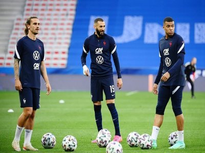 Les attaquants de l'équipe de France, Antoine Griezmann, Karim Benzema et Kylian Mbappé, avant le match amical contre le pays de Galles, le 2 juin 2021 à Nice, en guise de préparation pour l'Euro 2020 - FRANCK FIFE [AFP/Archives]