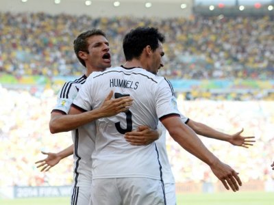 Le défenseur allemand Mats Hummels, félicité par l'attaquant Thomas Müller, après son but marqué contre la France, en quart de finale de la Coupe du monde, le 4 juillet 2014 au stade Maracana à Rio de Janeiro - Franck FIFE [AFP/Archives]