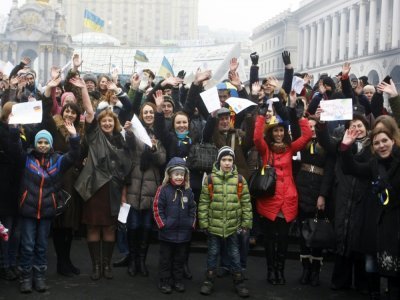 La place de Maïdan à Kiev, prise d'assaut, le 6 mars 2014, par des manifestants pro-ukrainiens saluant le soutien de la communauté internationale à l'Ukraine - YURY KIRNICHNY [AFP/Archives]