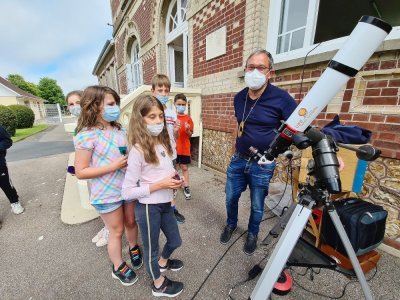 Le télescope a permis aux élèves de mieux observer, avec les explications de Philippe Ledoux.