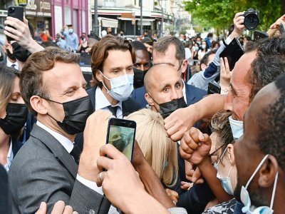 Le président Macron dans les rues de Valence le 8 juin 2021 peu après avoir été giflé par un homme - PHILIPPE DESMAZES [POOL/AFP]