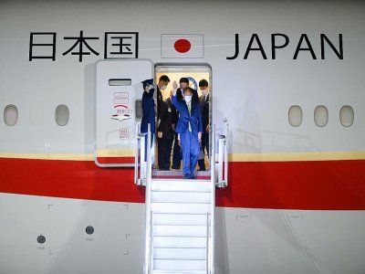 Le premier ministre japonais Yoshihide Suga arrive à l'aéroport de Cornouailles Newquay à  Saint Mawgan, Grande-Bretagne, le 10 juin 2021, à la veille du sommet du G7 - Leon Neal [POOL/AFP]