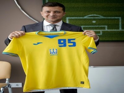 Le maillot de la sélection d'Ukraine, validé mais finalement jugé politique, est présenté par le président ukrainien Volodymyr Zelensky, le 9 juin 2021 à Kiev - Handout [UKRAINE PRESIDENTIAL PRESS SERVICE/AFP]