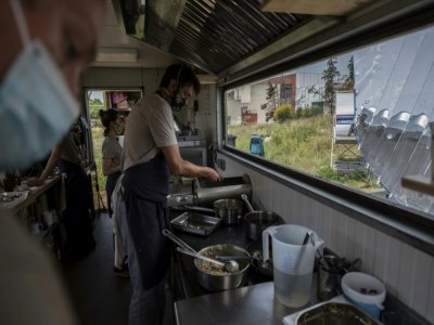 Le cuisinier Pierre-André Aubert dans la cuisine du restaurant "Présage" alimentée en énergie solaire, le 4 juin 2021 sur les hauteurs de Marseille - Christophe SIMON [AFP]
