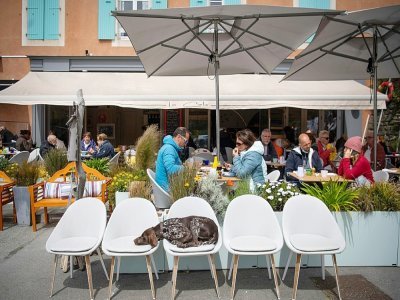 Une terrasse de café à Sauzon, le 20 mai 2021 à Belle-Ile-en-Mer - LOIC VENANCE [AFP/Archives]