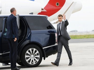 Le président français Emmanuel Macron arrive à l'aéroport de Newquay, le 11 juin 2021 en Cornouailles, pour participer au sommet du G7 - Stefan Rousseau [POOL/AFP]
