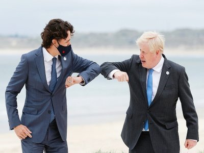 Les Premiers ministres canadien Justin Trudeau et britannique Boris Johnson se saluent à l'ouverture du sommet du G7 à Carbis Bay, en Cornouailles anglaises, le 11 juin 2021 - PHIL NOBLE [POOL/AFP]