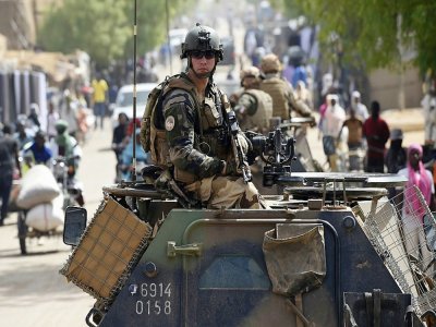 Soldats et blindés de l'opération française Barkhane, le 30 mai 2015 à Gao, dans 
le nord du Mali - Philippe DESMAZES [AFP/Archives]