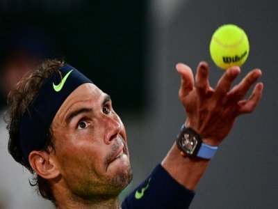 L'Espagnol Rafael Nadal au service face au Serbe Novak Djokovic, en demi-finale du tournoi de Roland-Garros, le 11 juin 2021 à Paris - MARTIN BUREAU [AFP]