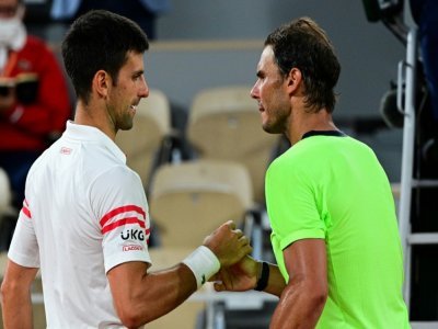 Le Serbe Novak Djokovic (gauche) et l'Espagnol Rafael Nadal se serrent la main après leur match, en demi-finale du tournoi de Roland-Garros, le 11 juin 2021 à Paris - MARTIN BUREAU [AFP]