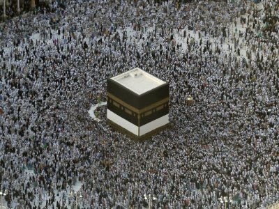Des fidèles autour de la Kaaba à la Grande mosquée de La Mecque, le 8 août 2019 - FETHI BELAID [AFP/Archives]
