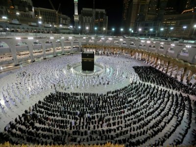 Des fidèles autour de la Kaaba, vers laquelle se tournent les musulmans pour prier, au milieu du patio de la Grande mosquée de La Mecque, le 9 mai 2021 - Abdulghani ESSA [AFP]