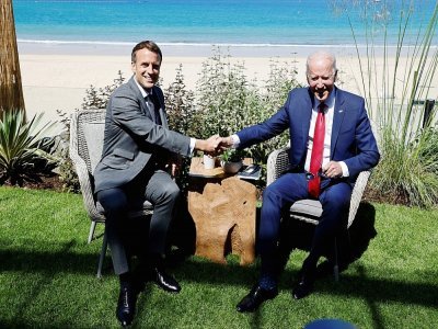 Le président français Emmanuel Macron salue son homologue américain Joe Biden avant un entretien bilatéral lors du sommet du G7 à Carbis Bay le 12 juin 2021 - Ludovic MARIN [AFP]