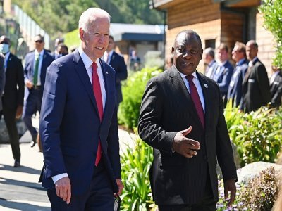 Le président américain Joe Biden discute avec son homologue sud-africain Cyril Ramaphosa lors du sommet du G7 à Carbis Bay le 12 juin 2021 - Leon Neal [POOL/AFP]