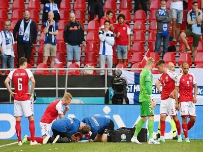 Le milieu danois Christian Eriksen, pris en charge par le personnel médical après son malaise lors du match de groupes de l'Euro contre la Finlande, à Copenhague, le 12 juin 2021 - Jonathan NACKSTRAND [POOL/AFP]