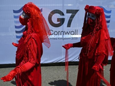 Des militants de l'organisation Extinction Rebellion défilent en marge du sommet du G7, à Falmouth, le 12 juin 2021 - Oli SCARFF [AFP]