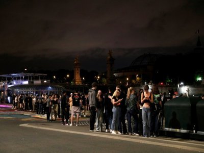 Les quais de Seine, haut lieu de la fête parisienne, dans la nuit du 11 au 12 juin 2021 largement après le couvre-feu - GEOFFROY VAN DER HASSELT [AFP]