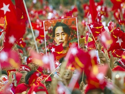 Des partisans d'Aung San Suu Kyi brandissent son portrait, le 1er novembre 2015 lors d'un meeting électoral de la Ligue nationale pour la démocratie à Rangoun - STR [AFP/Archives]