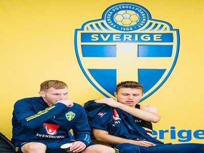 Les milieux de terrain suédois Dejan Kulusevski (g) et Mattias Svanberg, lors d'une pause pendant l'entraînement, le 27 mai 2021 à Bastad, où l'équipe nationale se prépare pour l'Euro 2020 - Jonathan NACKSTRAND [AFP/Archives]