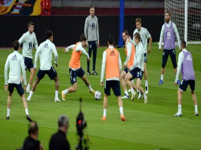Le sélectionneur espagnol Luis Enrique regarde ses joueurs s'entraîner, le 17 novembre 2020 à Séville, à la veille de leur match de Ligue des Nations contre l'Allemagne - CRISTINA QUICLER [AFP/Archives]