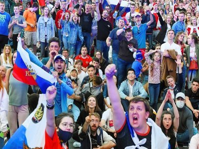 Des supporters russes dans la fan-zone de Saint-Pétersbourg lors du match de la Russie contre la Belgique le 12 juin 2021 - Olga MALTSEVA [AFP/Archives]