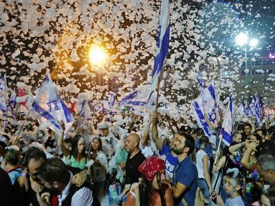 Des Israéliens célèbrent à Tel-Aviv le départ du Premier ministre sortant Benjamin Netanyahu, écarté du pouvoir après un vote au Parlement, le 13 juin 2021 - JACK GUEZ [AFP]