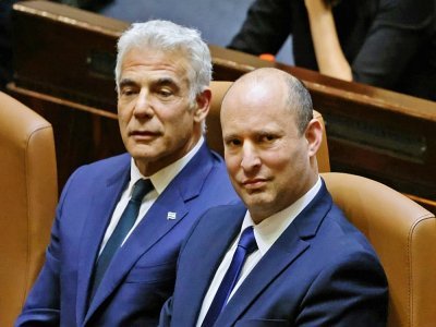 (D à G) Le nouveau Premier ministre israélien Naftali Bennett et Yaïr Lapid, le chef de la diplomatie qui doit lui succéder dans deux ans, assis au Parlement à Jérusalem, le 13 juin 2021 - EMMANUEL DUNAND [AFP]