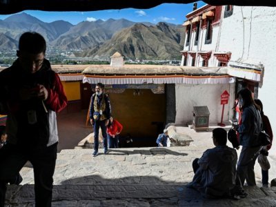 Des touristes visitent le Palais du Potala à Lhassa, le 1er juin 2021 - Hector RETAMAL [AFP]