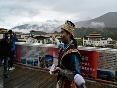Une guide touristique à Lunang, au Tibet, le 2 juin 2021 - Hector RETAMAL [AFP]