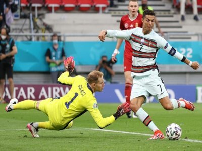 L'attaquant portugais Cristiano Ronaldo marque le 3e but, et son 2e personnel, face à la Hongrie (battue 3-0), lors de leur match (groupe F) de l'Euro 2020, le 15 juin 2021 à Budapest - Alex Pantling [POOL/AFP]