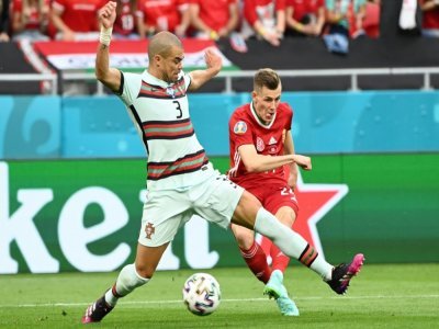 L'attaquant hongrsois, Szabolcs Schon, face au défenseur portugais, Pepe, lors de leur match (groupe F) de l'Euro 2020, le 15 juin 2021 à Budapest - Attila KISBENEDEK [POOL/AFP]