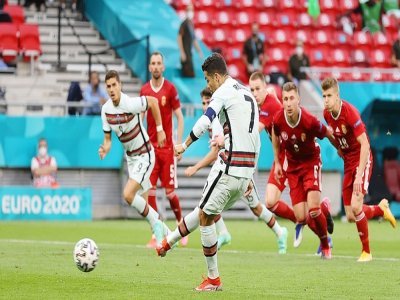 L'attaquant portugais Cristiano Ronaldo marqué le 2e but sur pénalty contre la Hongrie, lors de leur match (groupe F) de l'Euro 2020, le 15 juin 2021 à Budapest - Alex Pantling [POOL/AFP]