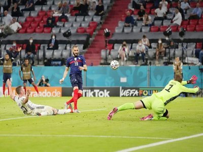 L'attaquant français Karim Benzema marque un but face au gardien de but allemand Manuel Neuer, refusé pour hors-jeu après recours à l'assistance vidéo, lors de leur match (groupe F) de l'Euro 2020, le 15 juin 2021 à Munich (9CA27F) - Matthias Schrader [POOL/AFP]