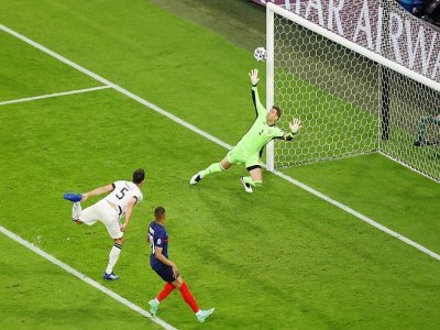 Le défenseur allemand Mats Hummels marque contre son camp, sous la pression de l'attaquant français Kylian Mbappé, lors de leur match (groupe F) de l'Euro 2020, le 15 juin 2021 à Munich - ALEXANDER HASSENSTEIN [POOL/AFP]