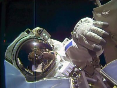Thomas Pesquet en sortie extra-véhiculaire lors de sa mission Proxima, le 24 mars 2017 - HO [NASA TV/AFP/Archives]