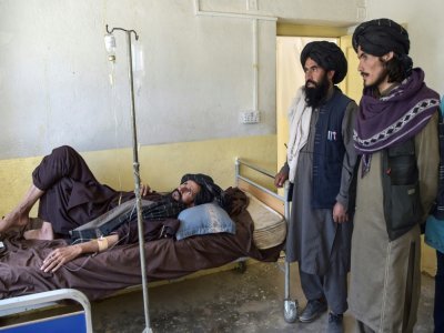 Un responsable taliban, Qari Hafizullah Hamdan (C), visite une clinique contrôlée par les combattants islamistes, à Andar, en Afghanistan, le 3 juin 2021 - WAKIL KOHSAR [AFP/Archives]