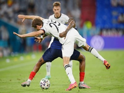 Le défenseur français Presnel Kimpembe neutralise l'attaquant allemand Thomas Müller lors du match France-Allemagne de l'Euro le 15 juin 2021 à Munich - Matthias Hangst [POOL/AFP]