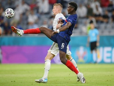 Le milieu français Paul Pogba à la lutte avec le milieu allemand Toni Kroos lors du match de l'Euro France-Allemagne le 15 juin 2021 à Munich - Matthias Hangst [POOL/AFP]