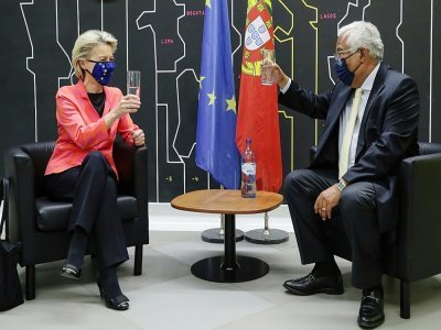 La présidente de la Commission européenne Ursula von der Leyen et le Premier ministre portugais Antonio Costa, à Lisbonne le 16 juin 2021 - Tiago PETINGA [POOL/AFP]