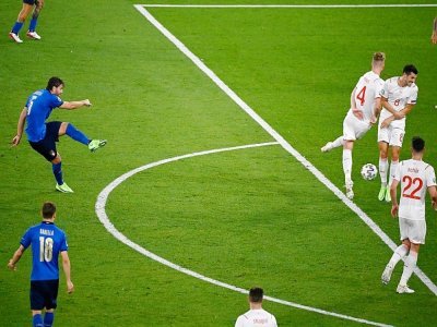 Le milieu de terrain italien Manuel Locatelli marque son 2e but contre la Suisse, lors de l'Euro 2020, le 16 juin 2021 au Stadio Olimpico à Rome - Riccardo Antimiani [POOL/AFP]