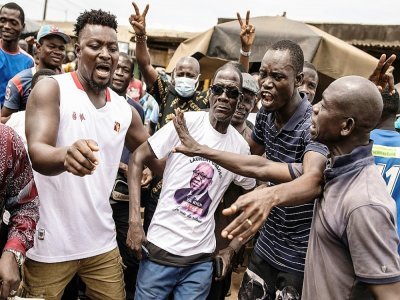 Des partisans de l'ancien président ivoirien Laurent Gbagbo, dans le quartier de Yopougon à Abidjan, le 16 juin 2021. - JOHN WESSELS [AFP]